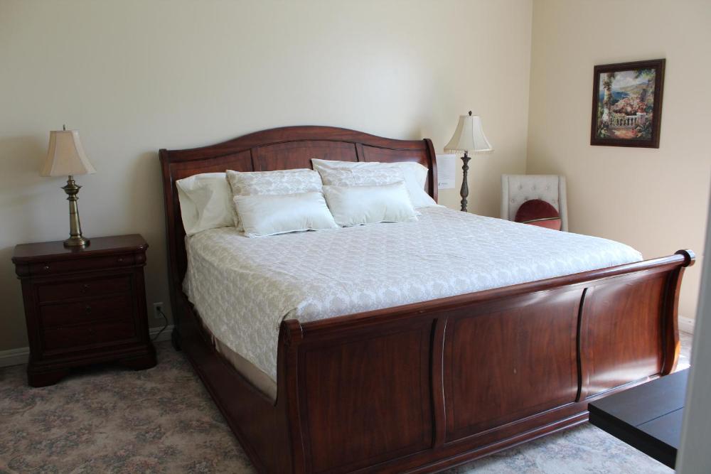 Deluxe King Room interior